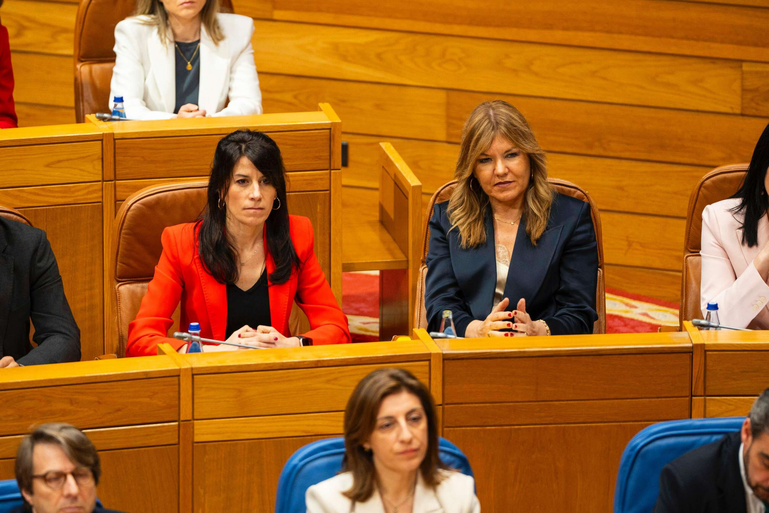 María Martínez Allegue, con chaqueta roja, en el Parlamento de Galicia / Cuenta de X de María Martínez Allegue