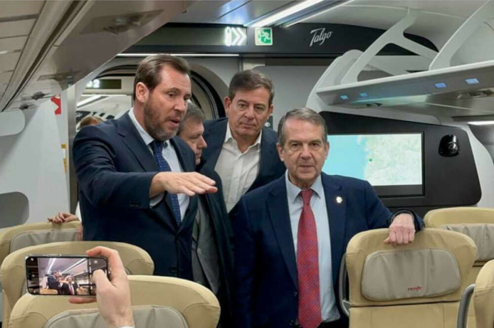 El ministro de Transportes, Óscar Puente, junto al alcalde de Vigo, Abel Caballero, y José Ramón Gómez Besteiro