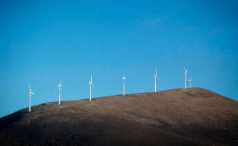 Varios aerogeneradores en el parque eólico de Vilachá (Lugo)