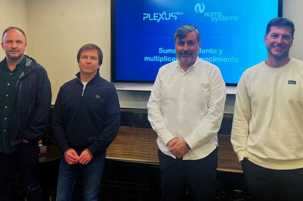 Antonio Agrasar, CEO de Plexus, junto al equipo de Nomasystems / Plexus