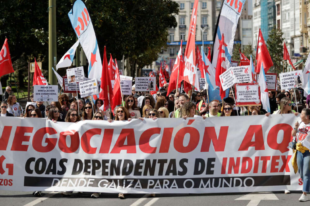 Manifestación de las trabajadoras y trabajadores de las tiendas del grupo Inditex para reivindicar una negociación que afecte al conjunto de la plantilla y no a una parte de ella, protesta que ha recorrido este domingo las calles del centro de A Coruña, terminando la misma a las puertas de la casa del fundador de la multinacional textil, Amancio Ortega