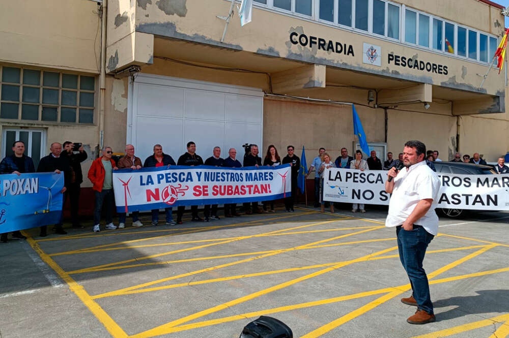 Protesta contra la eólica marina en Burela