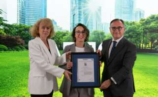 Noelia Moscoso, responsable de Calidad y Medio Ambiente de Tejas Verea, ha recibido la acreditación de manos de la directora de certificación de producto de la entidad, Yolanda Villaseñor