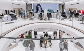 Ropa de mujer en un establecimiento de Zara / Inditex