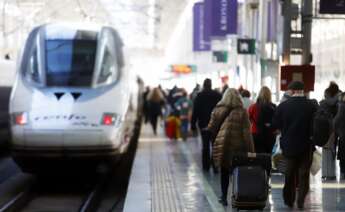Varios viajeros en una estación de tren / Álex Zea / Europa Press