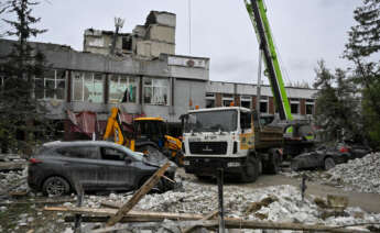 Rescatistas ucranianos trabajan en el lugar de un ataque con misiles en Chernihiv, norte de Ucrania, el 17 de abril de 2024, en medio de la invasión rusa