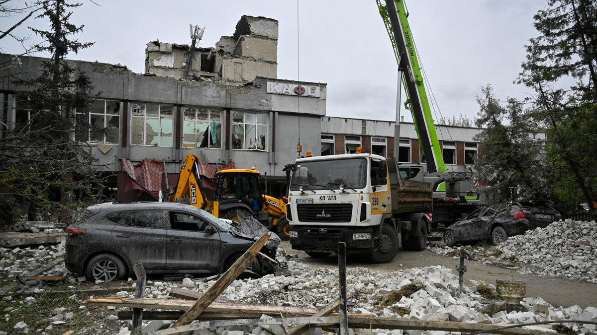 Rescatistas ucranianos trabajan en el lugar de un ataque con misiles en Chernihiv, norte de Ucrania, el 17 de abril de 2024, en medio de la invasión rusa
