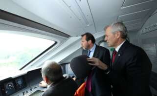El ministro de Transportes, Óscar Puente, y el presidente de la Xunta, Alfonso Rueda, en el viaje de simulación comercial con los trenes Avril