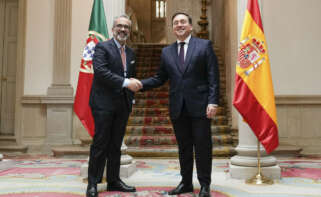 El ministro de Asuntos Exteriores, José Manuel Albares (d), se reúne con su homólogo de Portugal, Paulo Rangel, en el Palacio de Viana, Madrid