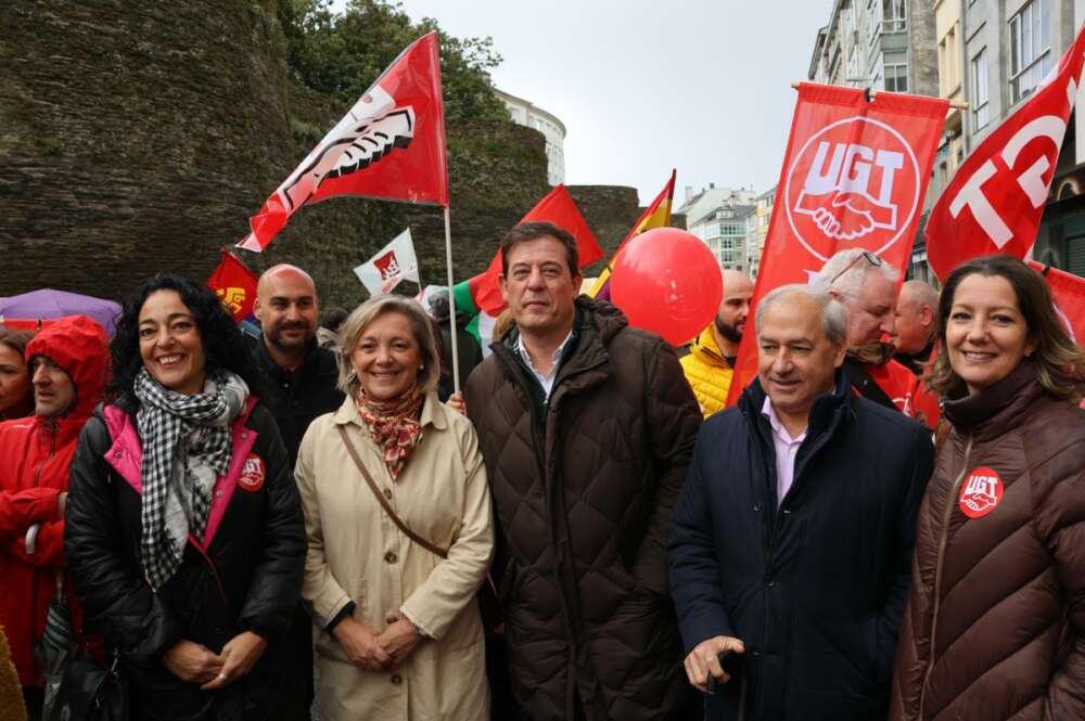 El secretario xeral del PSdeG, Xosé Ramón Gómez Besteiro, en la manifestación con motivo del 1 de mayo, en Lugo, con la alcaldesa Paula Alvarellos, y el secretario xeral provincial, José Tomé