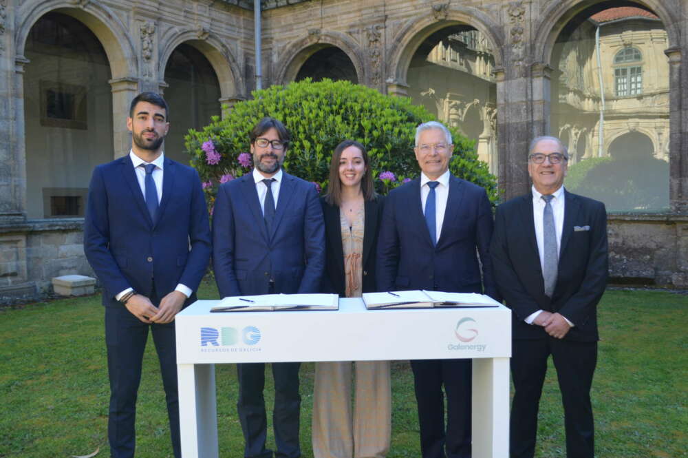 Emilio Bruquetas y José Núñez García, junto a los equipos de Recursos de Galicia y Galenergy, tras la firma del acuerdo