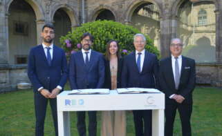 Emilio Bruquetas y José Núñez García, junto a los equipos de Recursos de Galicia y Galenergy, tras la firma del acuerdo