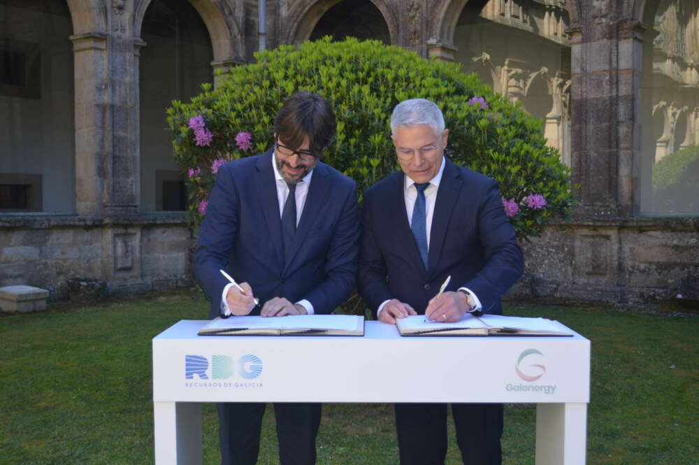 Emilio Bruquetas y José Núñez firmando el acuerdo en el Museo do Pobo Galego / RDG