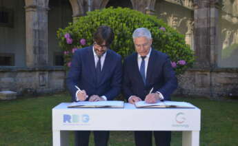 Emilio Bruquetas y José Núñez firmando el acuerdo en el Museo do Pobo Galego / RDG