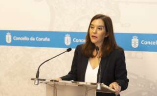 La alcaldesa de A Coruña, Inés Rey, durante la rueda de prensa que ha tenido lugar para explicar el estado de las negociaciones con el Deportivo y Abanca para la nueva concesión del Estadio de Riazor