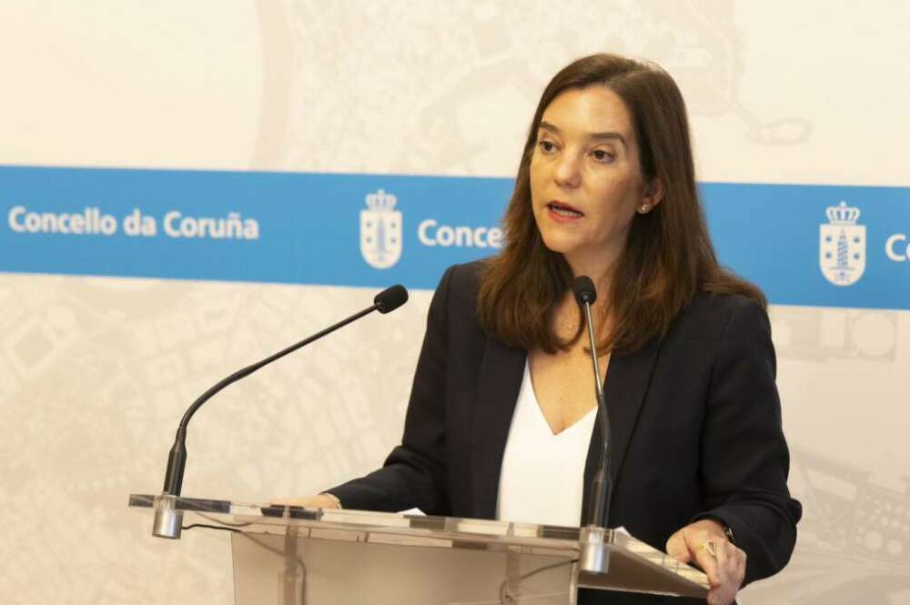 La alcaldesa de A Coruña, Inés Rey, durante la rueda de prensa que ha tenido lugar para explicar el estado de las negociaciones con el Deportivo y Abanca para la nueva concesión del Estadio de Riazor