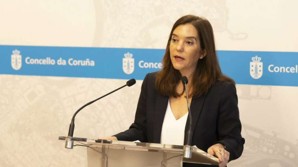 La alcaldesa de A Coruña, Inés Rey, durante la rueda de prensa que ha tenido lugar para explicar el estado de las negociaciones con el Deportivo y Abanca para la nueva concesión del Estadio de Riazor