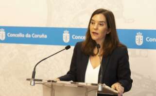 La alcaldesa de A Coruña, Inés Rey, durante la rueda de prensa que ha tenido lugar para explicar el estado de las negociaciones con el Deportivo y Abanca para la nueva concesión del Estadio de Riazor