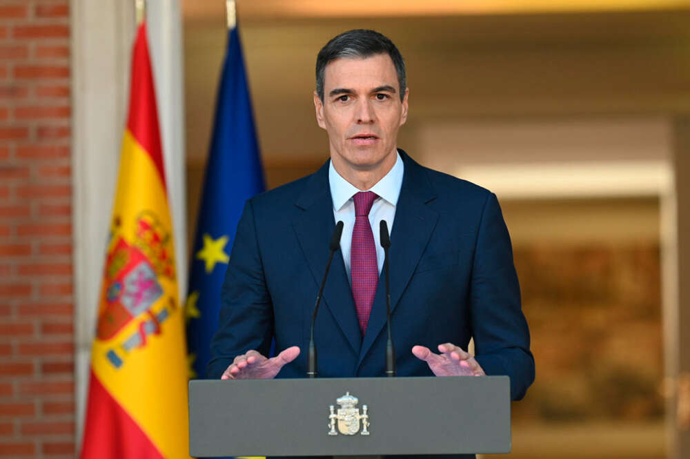 El presidente del Gobierno, Pedro Sánchez, durante su comparecencia institucional en La Moncloa, en la que ha comunicado que ha decidido seguir al frente del Ejecutivo