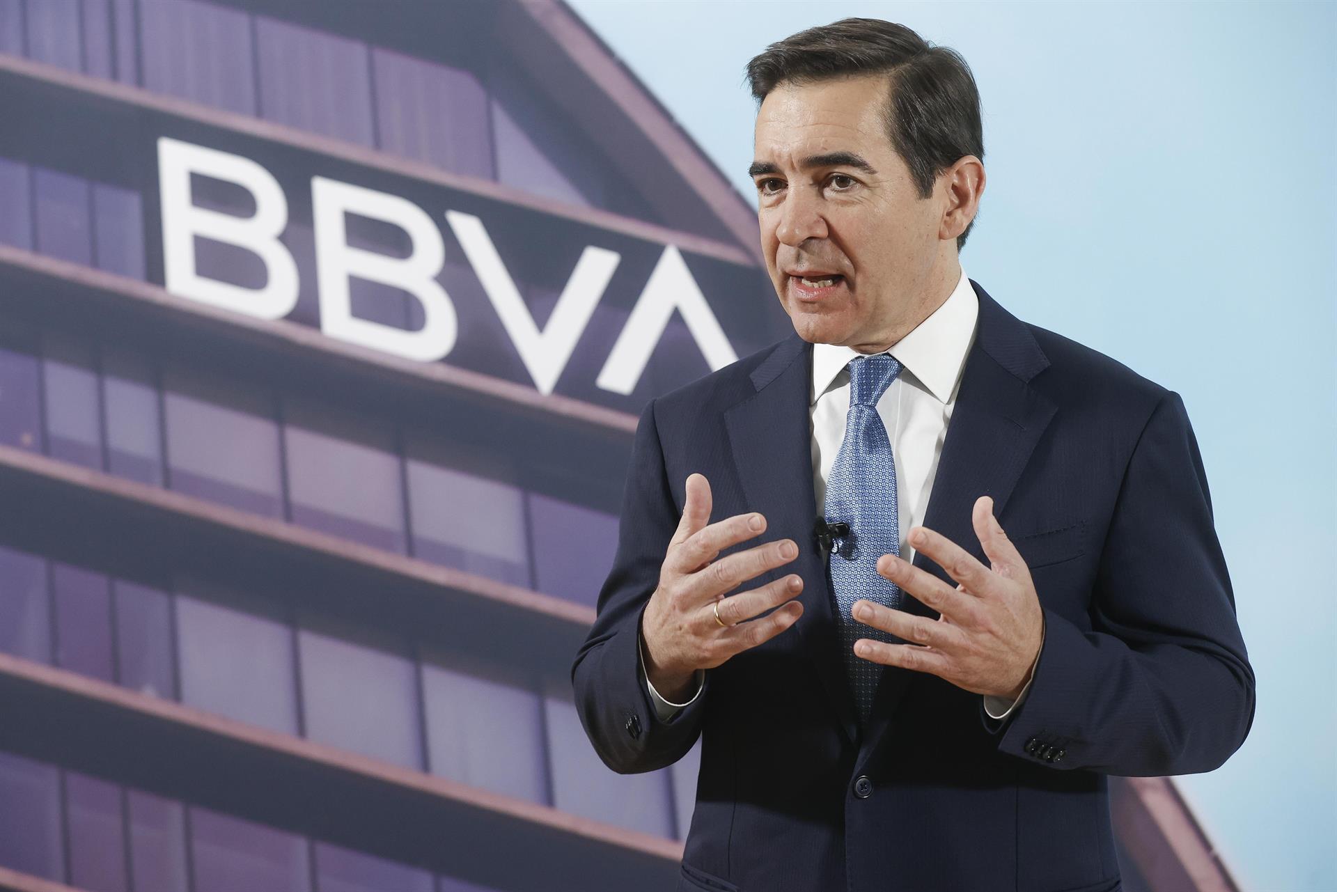 El presidente del BBVA, Carlos Torres Vila, ha ofrecido declaraciones a los medios de comunicación en una comparecencia previa a la Junta General de Accionistas que se celebra este viernes en Bilbao. EFE/Miguel Toña