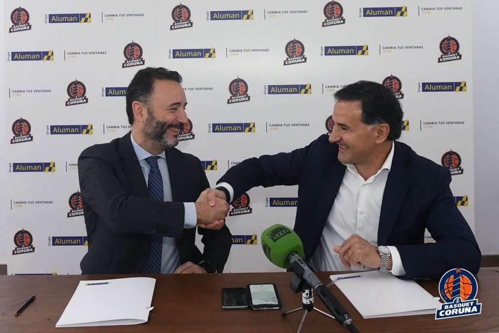 El presidente del Básquet Coruña y CEO de Pontegadea, Roberto Cibeira, con el presidente de Aluman, Manuel Ángel Pose Palleiro