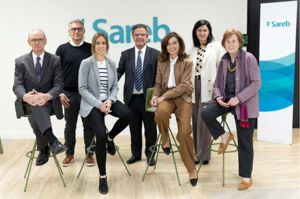 Javier Torres, el presidente de Sareb, junto al comite asesor de de la entidad