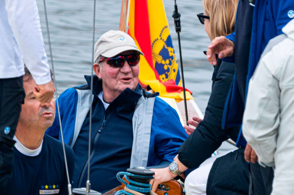 El Rey emérito Juan Carlos I (c) participa durante las regatas en el Club Naútico de Sanxenxo, a 17 de marzo de 2024, en Sanxenxo, Pontevedra, Galicia