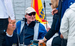El Rey emérito Juan Carlos I (c) participa durante las regatas en el Club Naútico de Sanxenxo, a 17 de marzo de 2024, en Sanxenxo, Pontevedra, Galicia