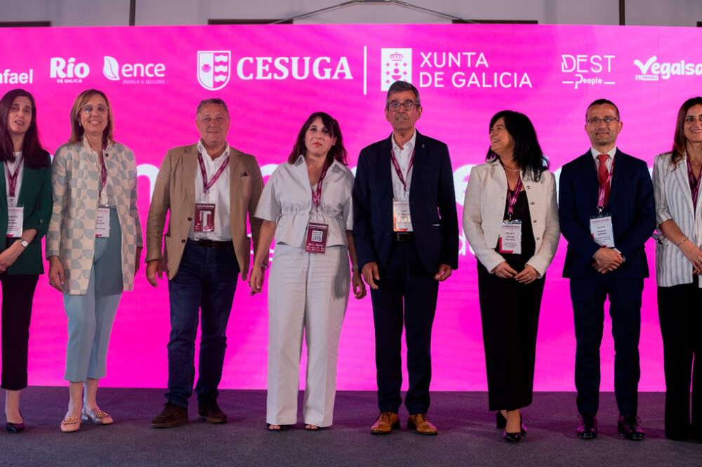 De izquierda a derecha: Margarita Ardao, directora xeral de Estratexia Industrial e Solo Empresarial; Raquel Arias, concejala de Sober; Venancio Salcines, presidente de CESUGA; María Jesús Lorenzana, conselleira de Economía e Industria; Luis Fernández, alcalde de Sober; Miriam Gómez, coordinadora de O encontro de Sober; Nicolás Vázquez, secretario xeral de Industria e Desenvolvemento Enerxético; Inés Santé, directora de la Axencia Galega de Desenvolvemento Rural (AGADER). 'O encontro de Sober'