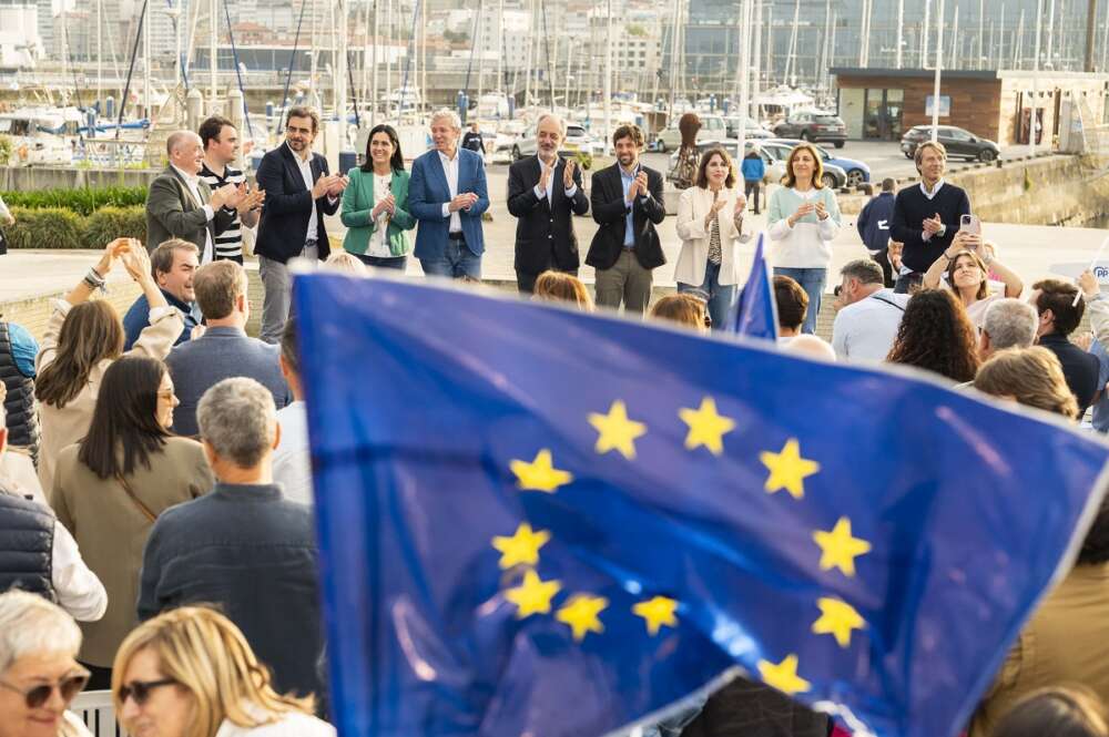 El presidente de la Xunta y el PPdeG, Alfonso Rueda, arropa en el cierre de campaña de las europeas a su candidato, Francisco Millán Mon. Foto: PPdeG