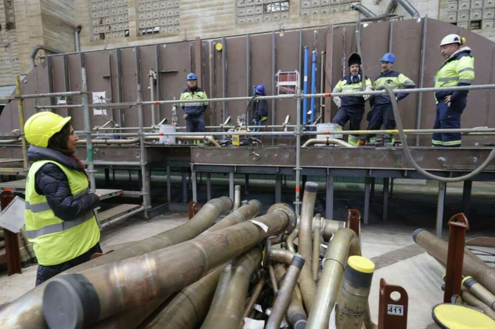 La ministra de Defensa Margarita Robles (i) visita el astillero de Navantia Ferrol para conocer los avances en el programa constructivo de las fragatas F-110 para la armada española. EFE/ Kiko Delgado