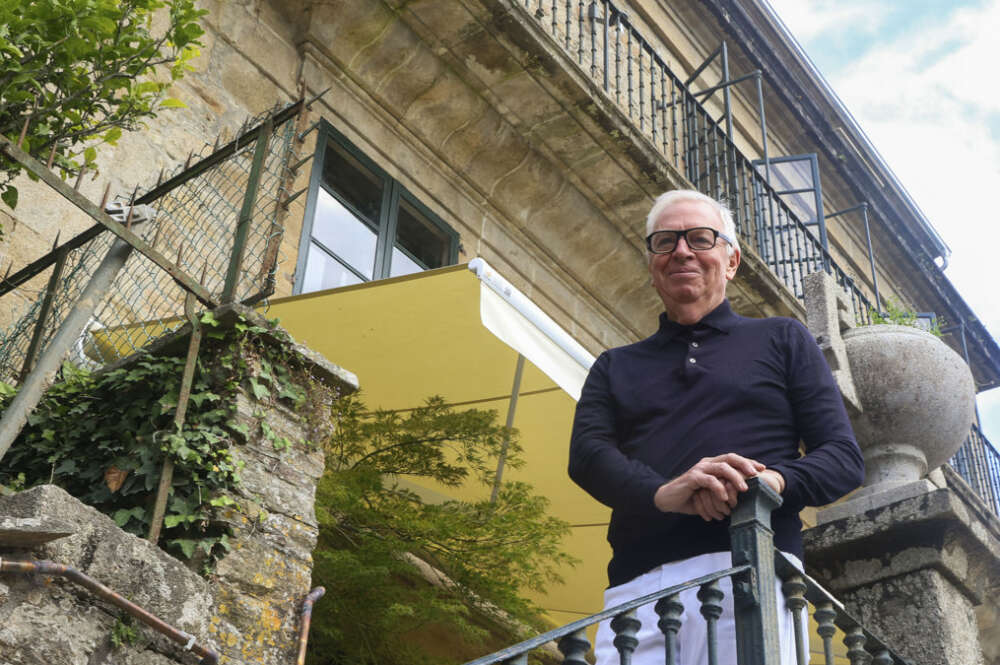 El arquitecto y premio Pritzker 2023 David Chipperfield posa para los medios durante el encuentro mantenido este viernes en Casa Ria, un nuevo centro para difundir las iniciativas de la fundación del británico destinadas a promover la sostenibilidad ambiental, económica y social. EFE/Xoán Rey