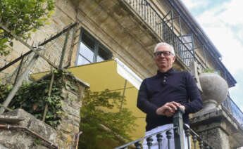 El arquitecto y premio Pritzker 2023 David Chipperfield posa para los medios durante el encuentro mantenido este viernes en Casa Ria, un nuevo centro para difundir las iniciativas de la fundación del británico destinadas a promover la sostenibilidad ambiental, económica y social. EFE/Xoán Rey
