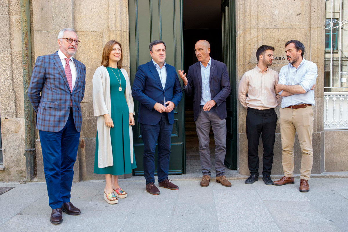 A las puertas de Casa RIA, de izquierda a derecha, Juan García, CEO de Economía Digital; la conselleira de Medio Ambiente e Cambio Climático, Ángeles Vázquez; el presidente de la Deputación da Coruña, Valentín González Formoso; el director de Economía Digital Galicia, Julián Rodríguez; el director de la Fundación RIA, Manuel Rodríguez, y Rodrigo Antón Carrasquer, director de David Chipperfield Arquitectos en Santiago