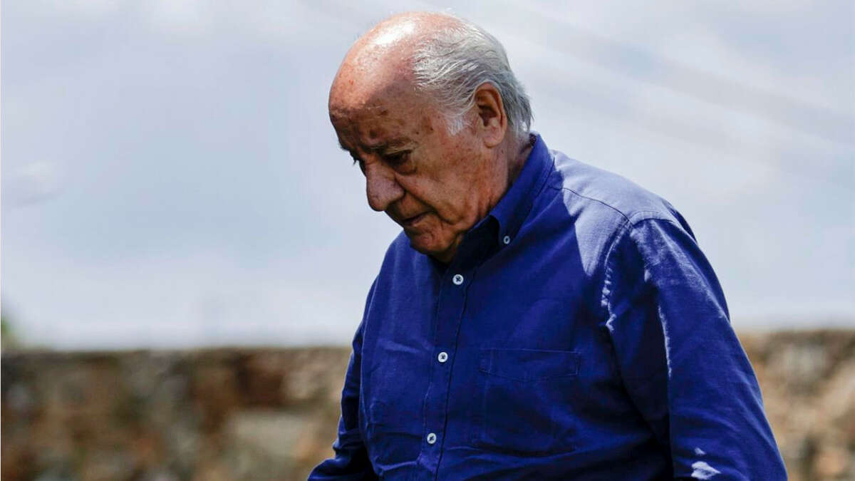 El fundador de Inditex, Amancio Ortega, durante el Concurso de Saltos Internacional de Casas Novas, que se celebra este fin de semana en el concello coruñés de Arteixo. EFE/Cabalar
