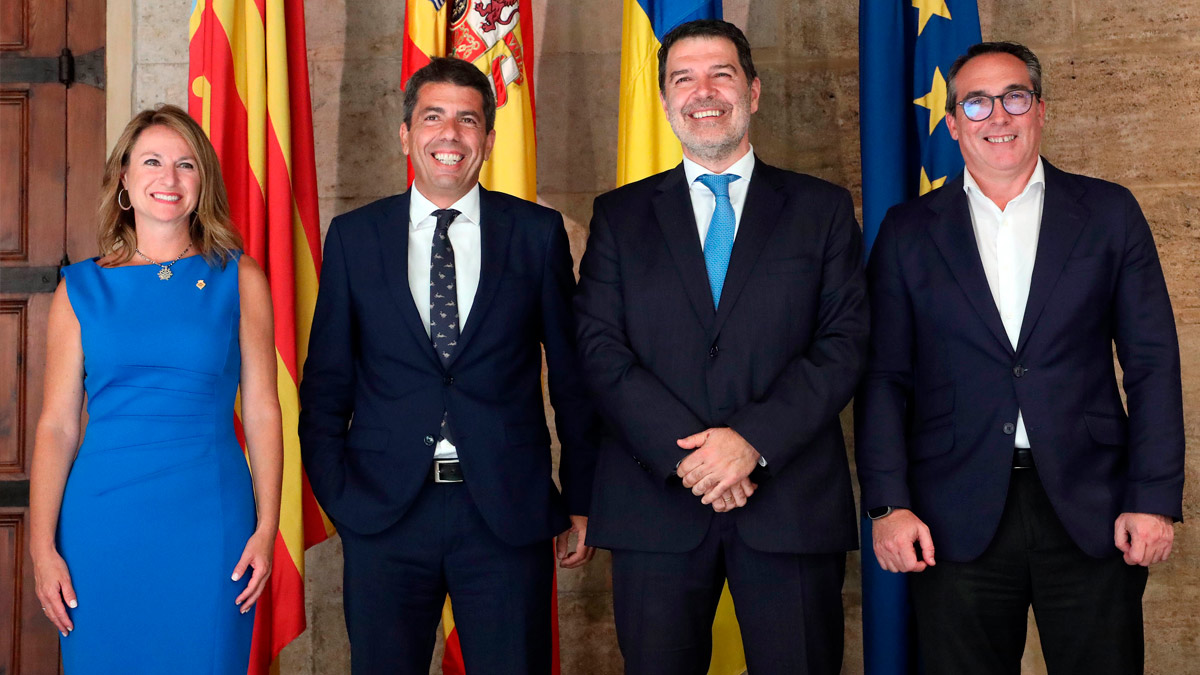 Foto de familia de la firma del acuerdo para levantar el proyecto Armonia Green Comunitat Valenciana