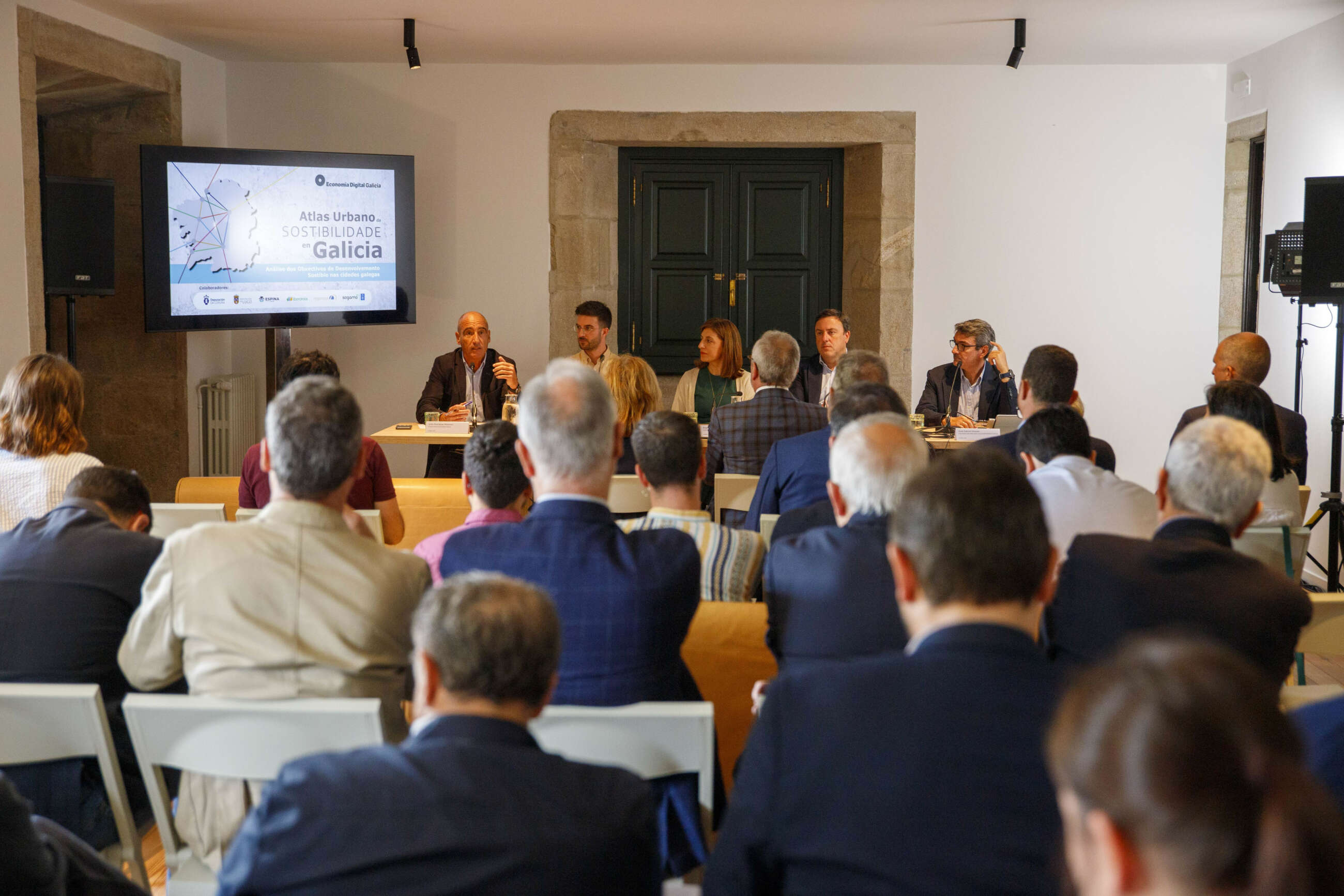 La presentación del Atlas Urbano de la Sostenibilidad en Galicia reunión a empresarios, académicos, políticos, representantes institucionales y periodistas en Casa Ría, sede de la Fundación RIA en Santiago / Xurxo Lobato