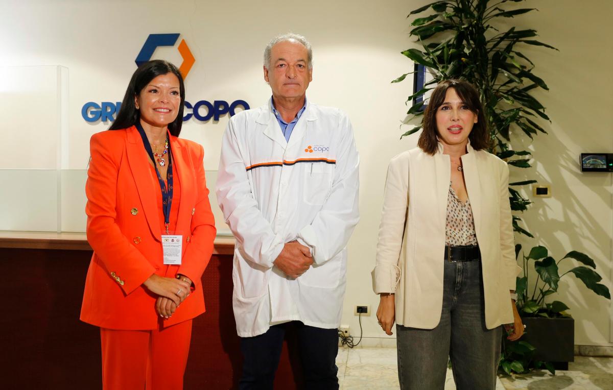 La conselleira de Economía e Industria, María Jesús Lorenzana, a la derecha de la imagen durante su visita a las instalaciones de Copo