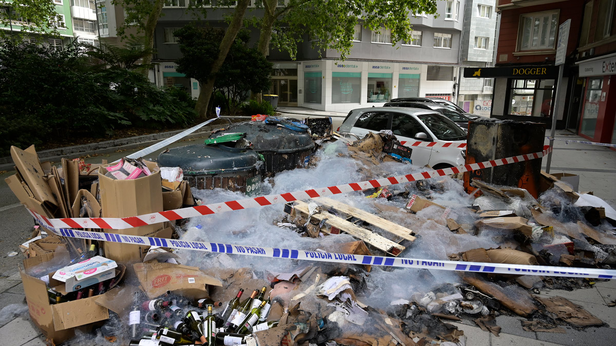 Basura amontonada junto a los contenedores durante la huelga de basuras en A Coruña, a 21 de julio de 2024, en A Coruña, Galicia (España)