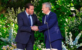 El ministro de Transportes, Óscar Puente (i) y el presidente de la Xunta de Galicia, Alfonso Rueda (d), durante el acto de su toma de posesión, en el parque de San Domingos de Bonaval, a 13 de abril de 2024, en Santiago de Compostela