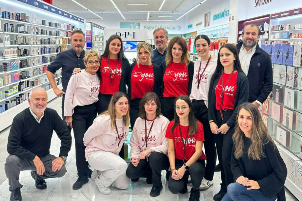 Rafael Marzán (al fondo a la izquierda) y trabajadoras de Arenal en la inauguración de una tienda en Ferrol el año pasado / Arenal