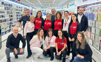 Rafael Marzán (al fondo a la izquierda) y trabajadoras de Arenal en la inauguración de una tienda en Ferrol el año pasado / Arenal