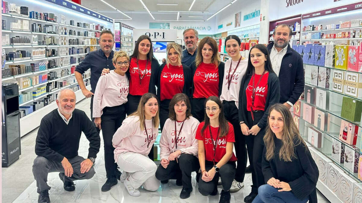 Rafael Marzán (al fondo a la izquierda) y trabajadoras de Arenal en la inauguración de una tienda en Ferrol el año pasado / Arenal