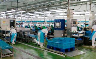 Trabajadores en una planta de Jealsa