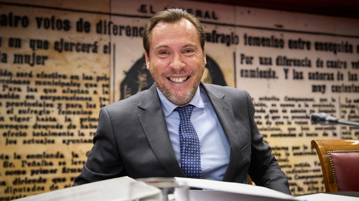 El ministro de Transportes y Movilidad Sostenible, Óscar Puente, a su llegada a su comparecencia ante la Comisión de Transportes y Movilidad Sostenible del Senado para explicar los reiterados retrasos y múltiples incidencias en la red ferroviaria española, en el Senado