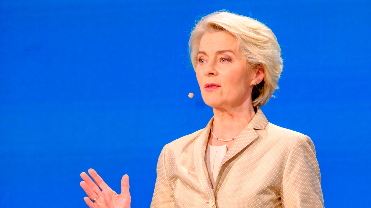 La presidenta de la Comisión Europea, Ursula Von der Leyen, comparece ante los medios, en el Parlamento Europeo