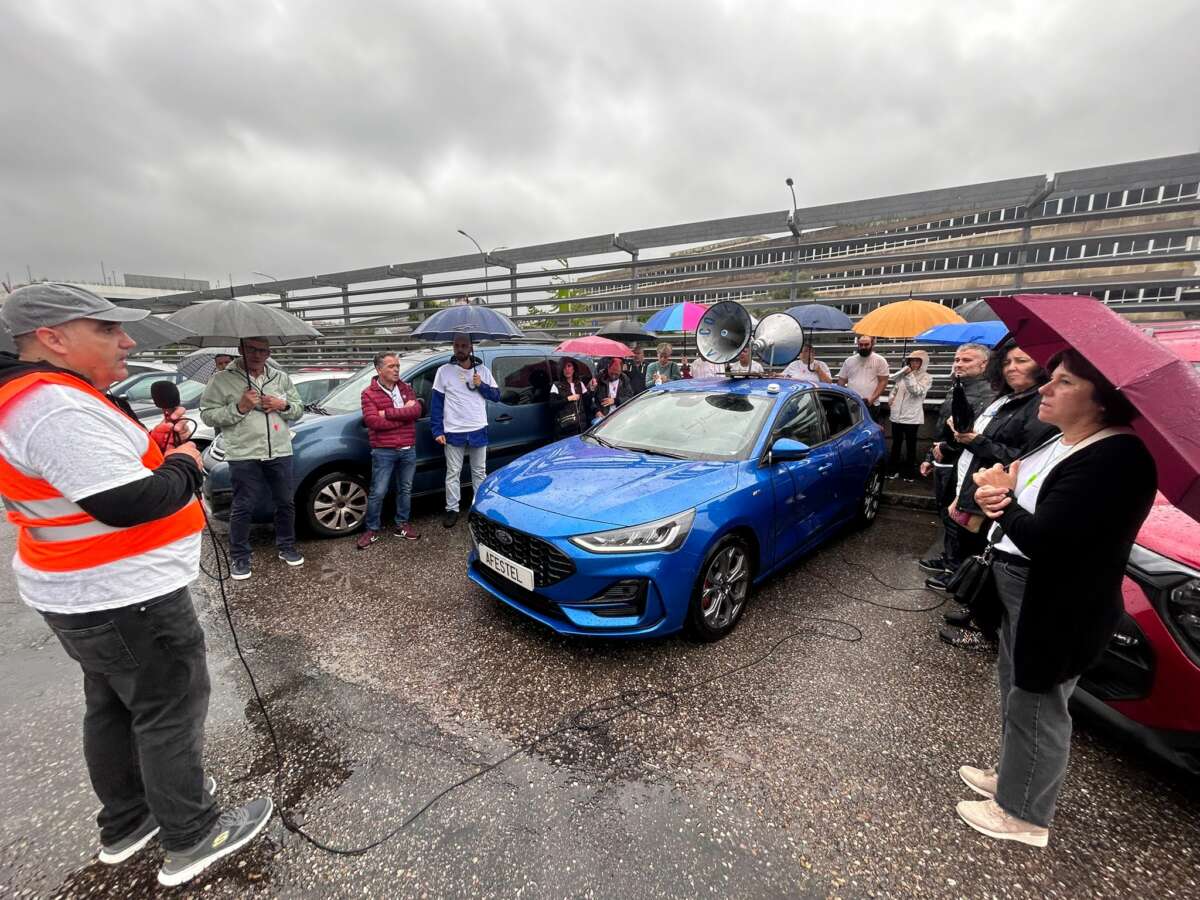 Imagen de la concentración de los miembros de la Asociación de Afectados Stellantis (Afestel) frente a la planta de Balaídos / Afestel