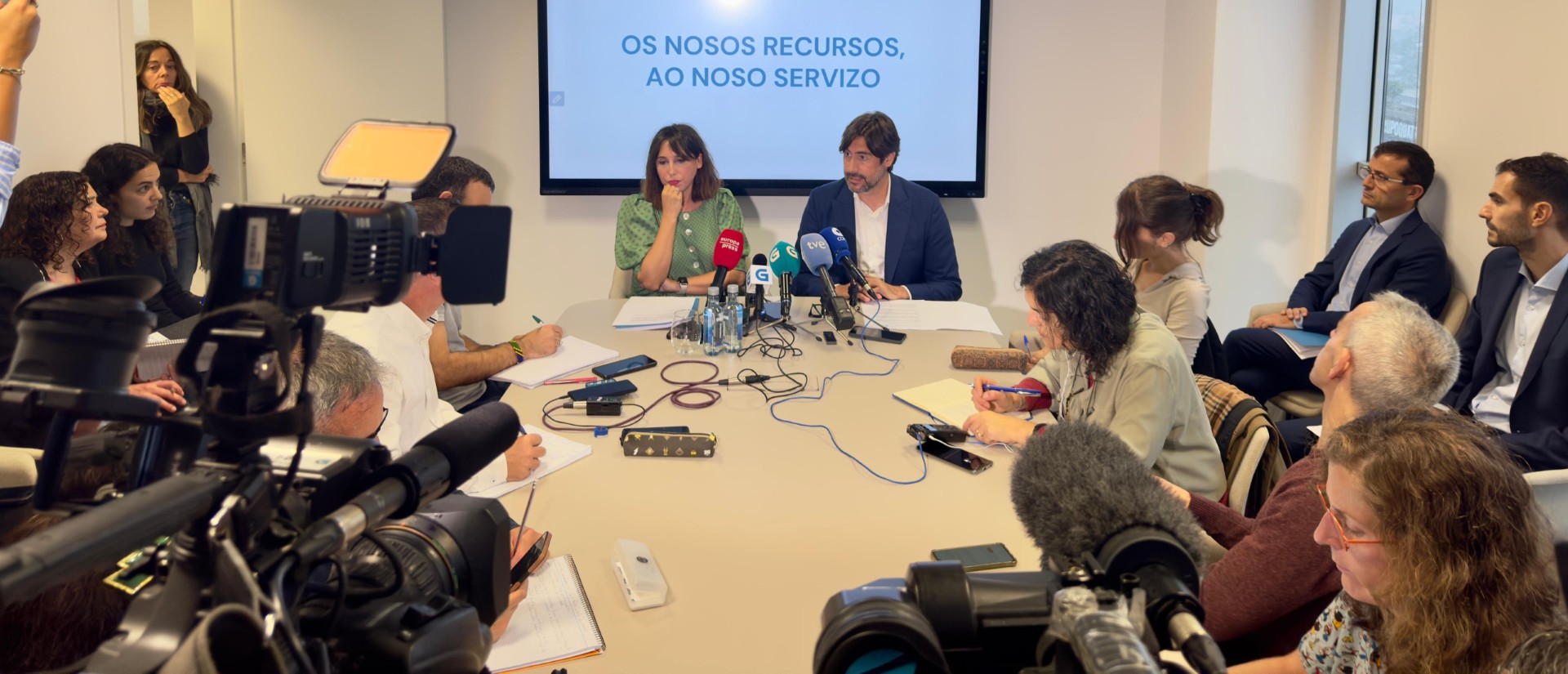 María Jesús Lorenzana, conselleira de Economía, y Emilio Bruquetas, consejero delegado de Recursos de Galicia, presentaron las líneas maestras de la nueva comercializadora de energía / Xunta