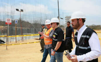 Daniel Noboa, presidente de Ecuador, durante la visita a las obras de la cárcel de Santa Elena, encargadas a Grupo Puentes