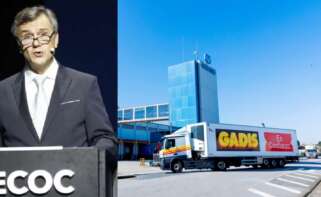 Roberto Tojeiro, presidente del Grupo Gadisa, al lado de la imagen de la sede en Betanzos del grupo de distribución alimentaria.